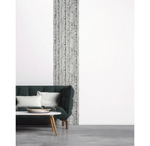 Woonkamer met bank, tafel en behang met berkenmotief