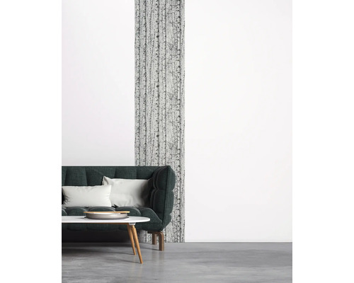 Woonkamer met bank, tafel en behang met berkenmotief