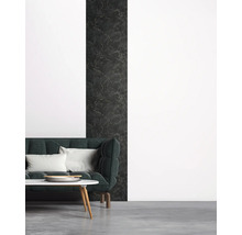Woonkamer met bank, tafel en wanddecoratie