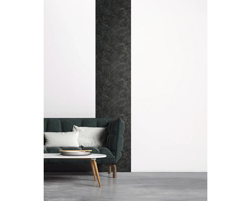 Woonkamer met bank, tafel en wanddecoratie