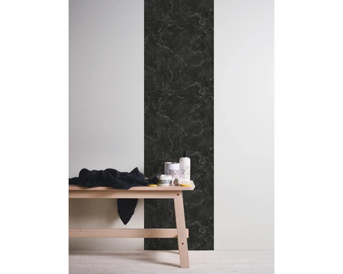 Decoratieve wanddecoratie met marmerlook naast een houten bank met badkamerbenodigdheden.