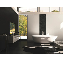 Moderne badkamer met vrijstaand bad, wastafel en groot raam.