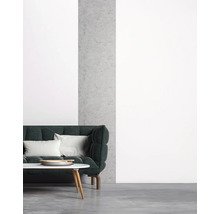 Woonkamer met bank, kussens en tafel