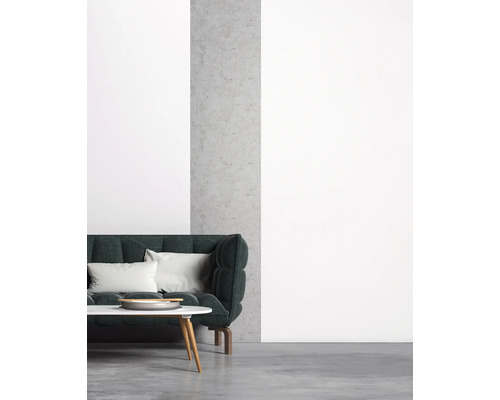 Woonkamer met bank, kussens en tafel