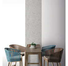 Scène met eettafel en stoelen voor een accentmuur