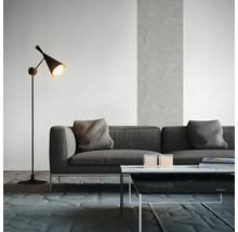 Woonkamer met bank, staande lamp en salontafel