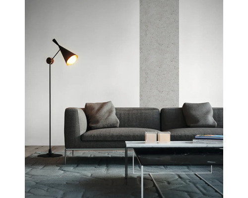 Woonkamer met bank, staande lamp en salontafel