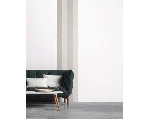 Woonkamer met bank, salontafel en gestreepte muur