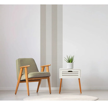 Fauteuil en nachtkastje met plant in lichte kamer