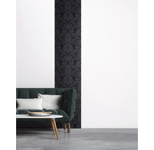 Woonkamer met donker patroonbehang en bank