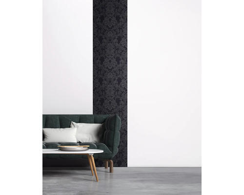 Woonkamer met donker patroonbehang en bank