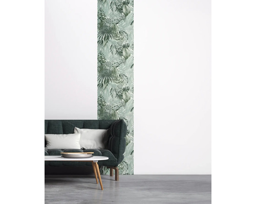 Woonkamer met bank, tafel en wandbekleding met plantenmotief