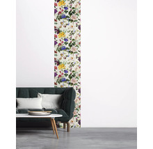 Woonkamer met bloemenbehang, bank en tafel