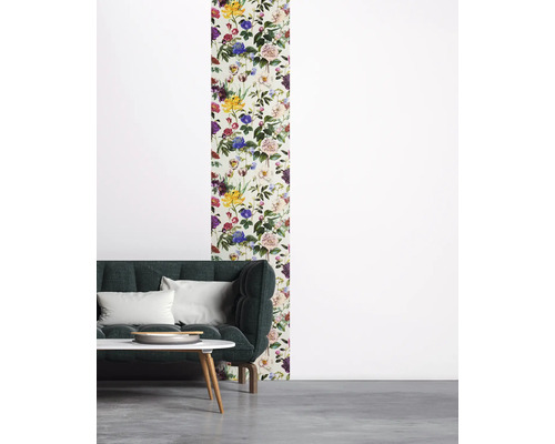 Woonkamer met bloemenbehang, bank en tafel