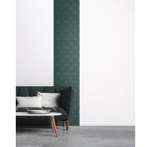 Woonkamer met bank en behang met Art Deco-patroon