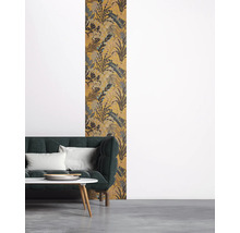 Inrichtingsvoorbeeld met een behang met patroon met plantmotieven achter een bank.