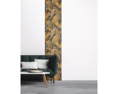 Inrichtingsvoorbeeld met een behang met patroon met plantmotieven achter een bank.