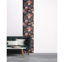 Woonkamer met bloemenbehang, bank en tafel