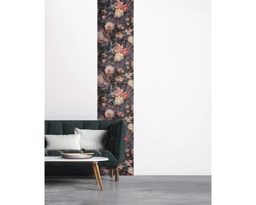 Woonkamer met bloemenbehang, bank en tafel