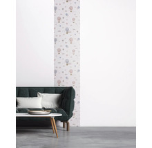 Woonkamer met behang met luchtballonmotief, bank en tafel