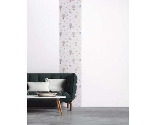 Woonkamer met behang met luchtballonmotief, bank en tafel