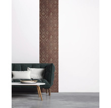 Woonkamer met patroonbehang, bank en tafel