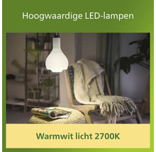 Ledlamp in woonkamer met fauteuil en bijzettafel