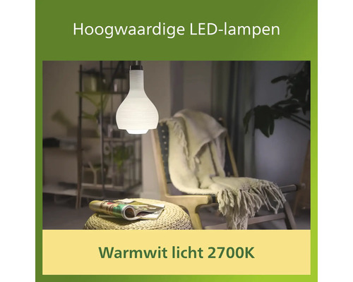 Ledlamp in woonkamer met fauteuil en bijzettafel