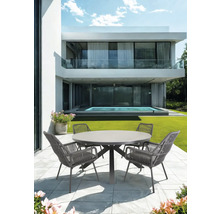 Tuinscene met modern huis en ronde tuintafelset met vier stoelen