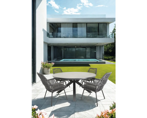 Tuinscene met modern huis en ronde tuintafelset met vier stoelen