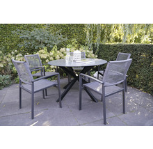 Tuinscene met ronde tafel en vier stoelen