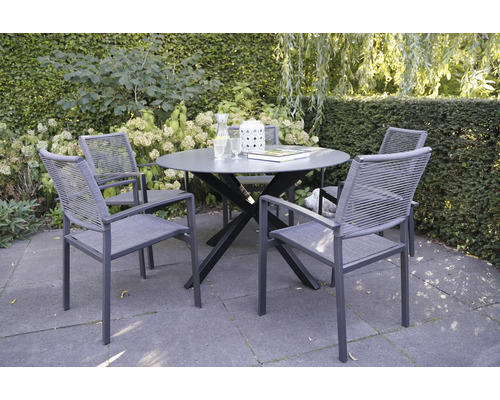 Tuinscene met ronde tafel en vier stoelen