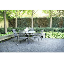 Tuinambiance met tuintafel en stoelen op een grindoppervlak