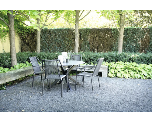 Tuinambiance met tuintafel en stoelen op een grindoppervlak