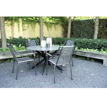 Tuinscene met ronde tafel en vier metalen stoelen
