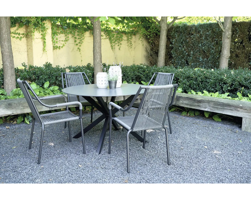 Tuinscene met ronde tafel en vier metalen stoelen