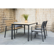 Tuinzitgroep met tafel, bank en stoelen op een terras