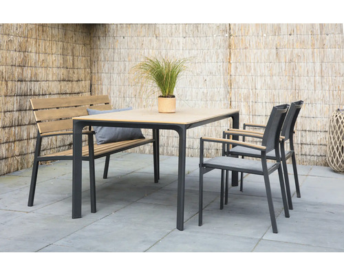 Tuinzitgroep met tafel, bank en stoelen op een terras