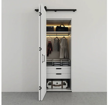 Open kledingkast met kleding, lades en bagage