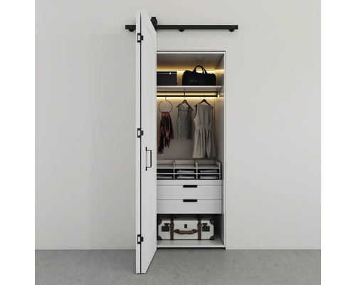 Open kledingkast met kleding, lades en bagage