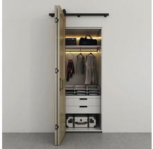 Open kledingkast met schuifdeur, uitgerust met kleding, tassen en laden