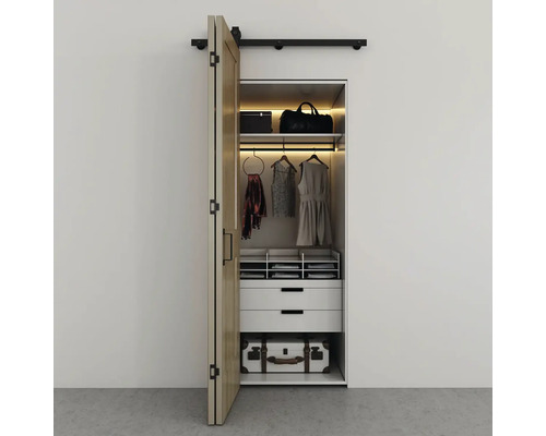 Open kledingkast met schuifdeur, uitgerust met kleding, tassen en laden