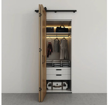 Open kast met schuifdeursysteem, kleding en opbergoplossingen