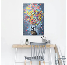 Schilderij met een kind in een mand, gedragen door kleurrijke vlinders, hangend boven een bureau