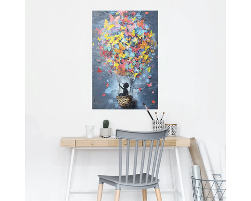 Schilderij met een kind in een mand, gedragen door kleurrijke vlinders, hangend boven een bureau