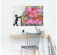 Wanddecoratie met graffitimotief en de tekst Volg je dromen boven een bureau