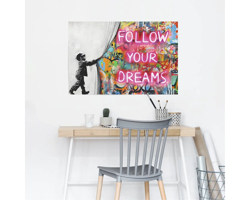 Wanddecoratie met graffitimotief en de tekst Volg je dromen boven een bureau