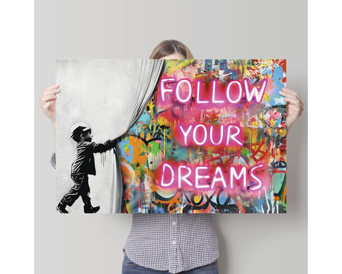 Muurdecoratie met de tekst Volg je dromen, een persoon houdt de foto omhoog