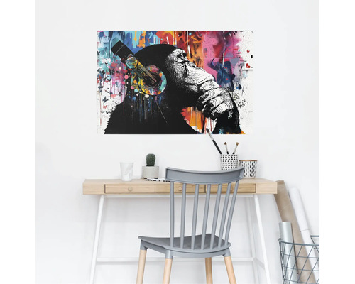 Decoratieve muurschildering met een aap met een koptelefoon boven een bureau