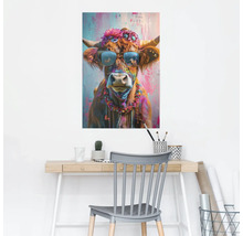 Decoratief koeienmotief met bloemen, zonnebril en halsketting als muurschildering op kantoor.